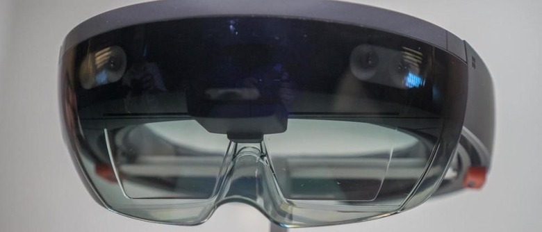 Asus confirms plans to release HoloLens-like headset in 2016
