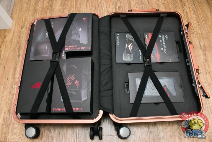 Diligence kompliceret Studerende ASUS ROG Phone And All Accessories Come In A Suitcase - SlashGear
