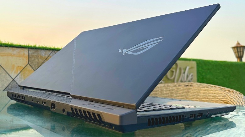 Asus ROG Strix Scar 17 lid 