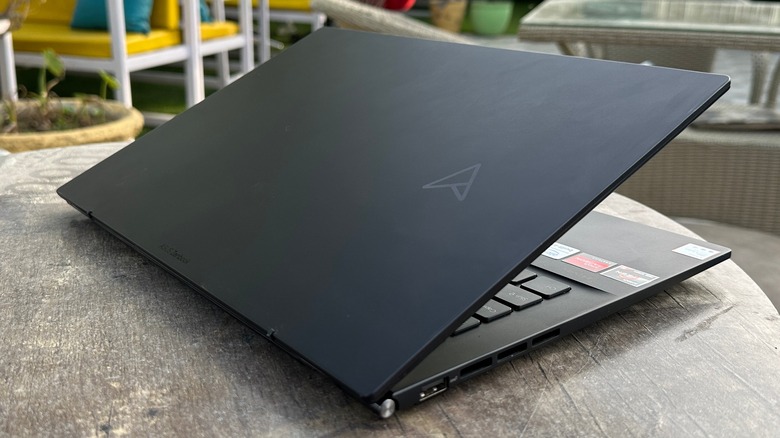 Asus ZenBook 14 OLED lid 