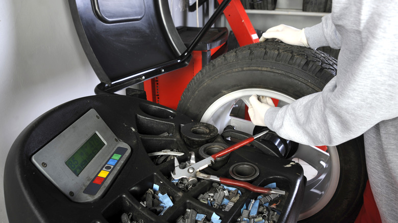 Wheel assembly attached to balancing machine