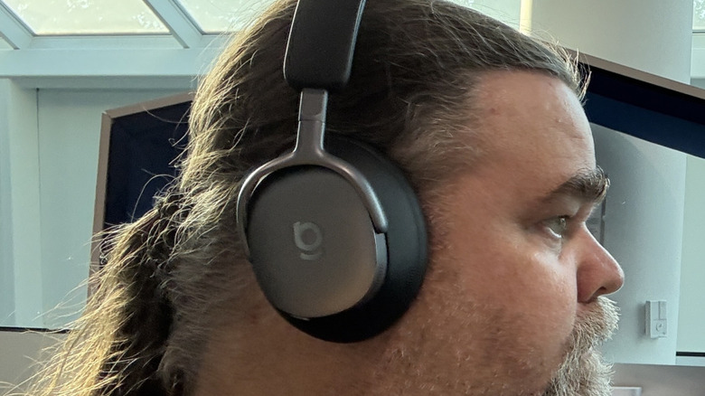 Man wearing Baseus Inspire XH1 headphones