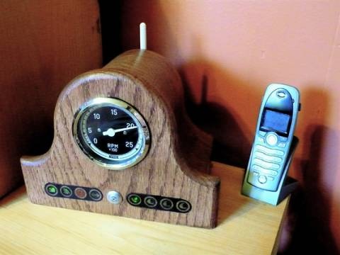 Wooden wireless router with analogue utilisation gauge