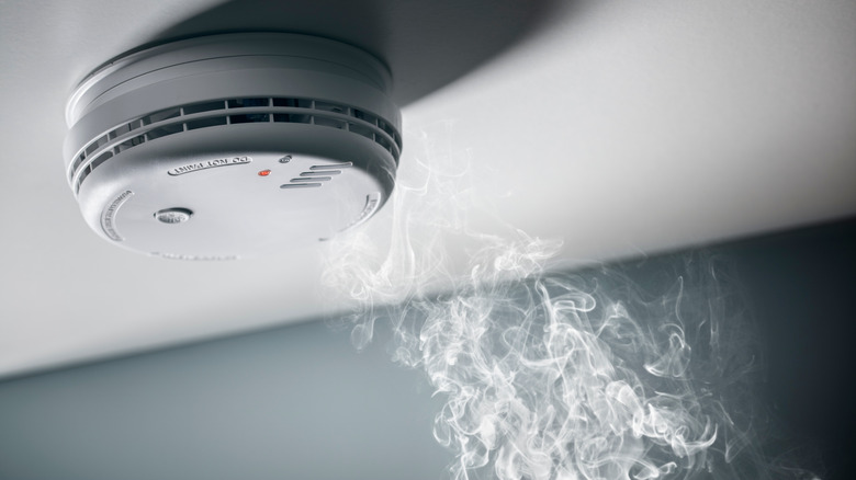 Smoke detector with smoke rising