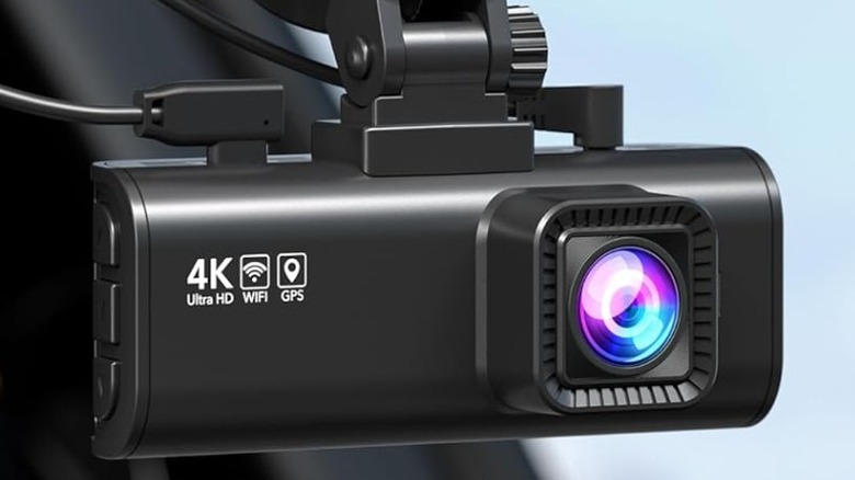 Redtiger F7NP Basic attached to a windshield, viewed from outside