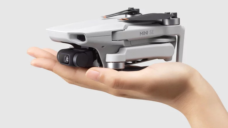 DJI Mini SE in hand