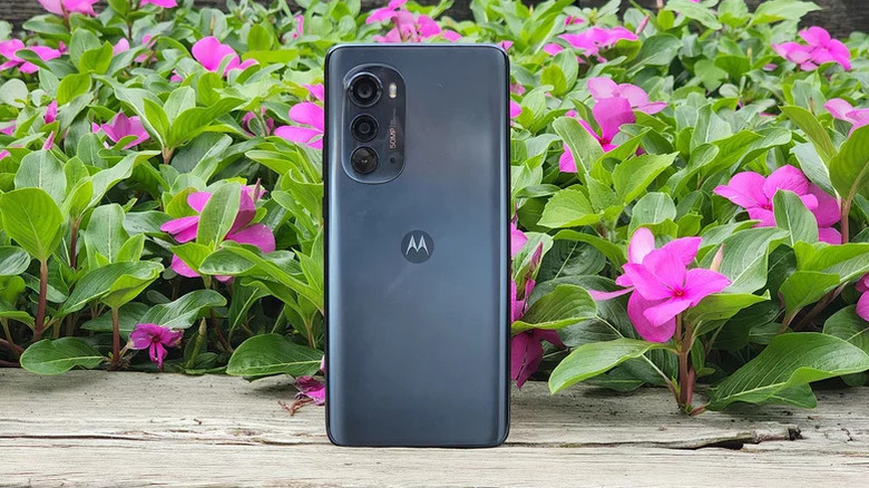 Moto Edge (2022) in black