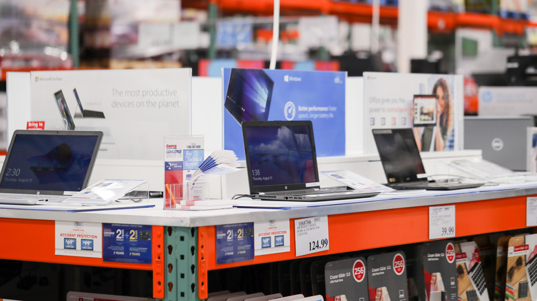 Laptop displays at Costco