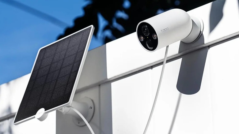 Tapo MagCam and solar panel mounted to residential fence