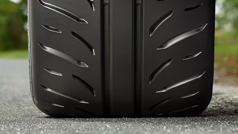 Picture showing close up of tread on Dunlop SportMaxx RT 2 tire