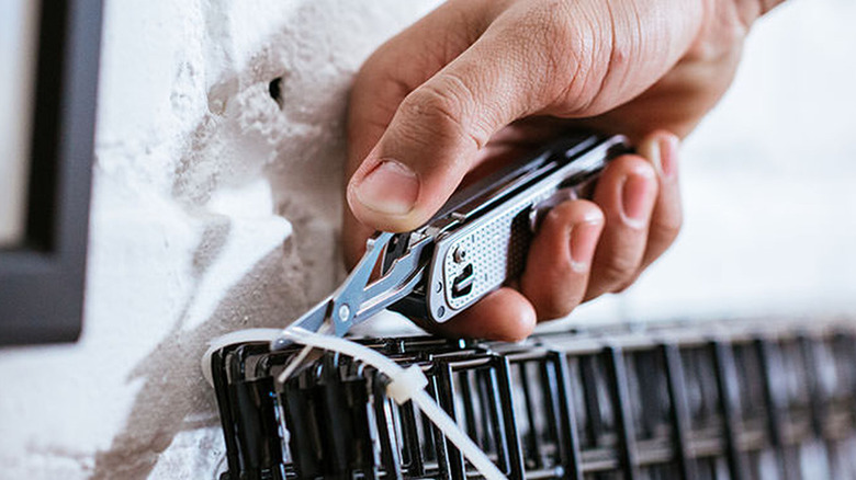 Leatherman Free T4 scissors cutting a zip tie