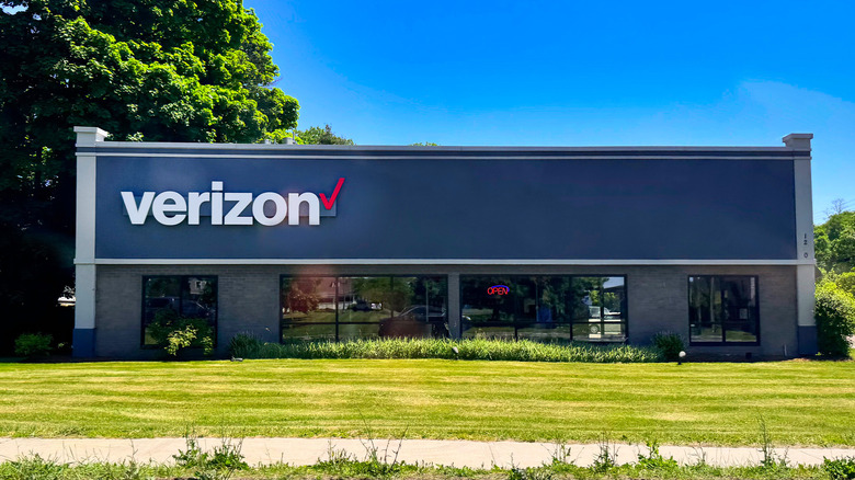 A modern Verizon Wireless store with a green lawn and blue sky