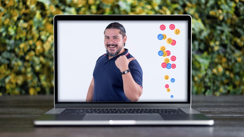 Influencer giving thumbs up