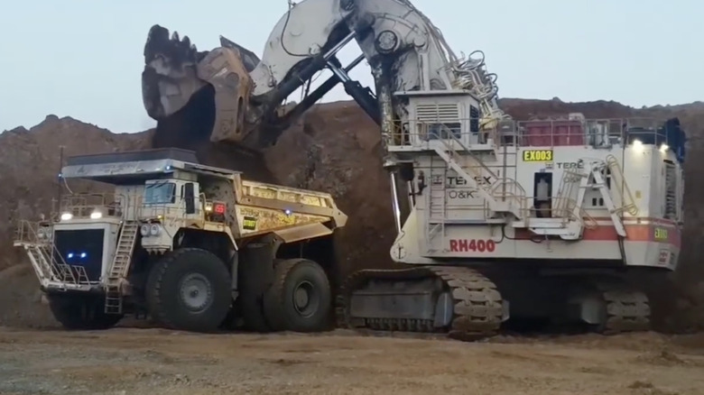 Bucyrus RH400 in action