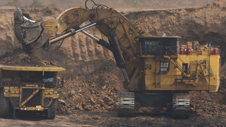 Caterpillar 6090 FS loading a truck