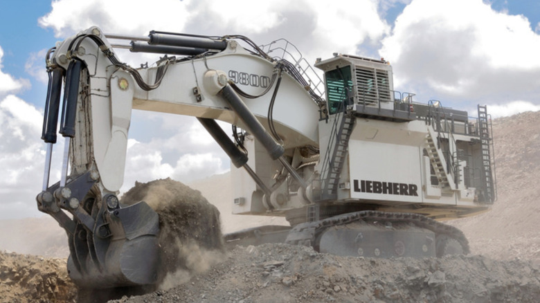 Liebherr 9800 in action