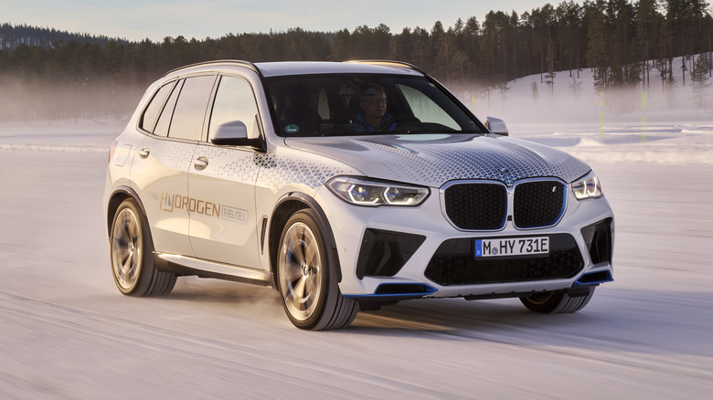 Testing the BMW iX5 Hydrogen in extreme cold