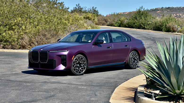 2027 BMW 7 Series front quarter view.