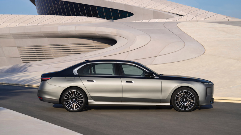 2027 BMW 7 Series profile view.