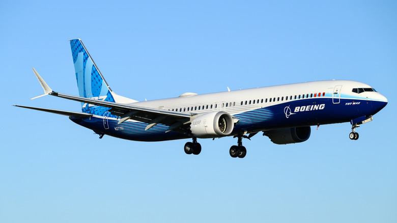 Boeing 737 Max on landing aproach with clear sky