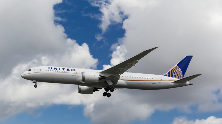 side view of Boeing 787 Dreamliner