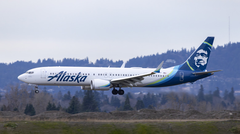 Alaska Air Boeing 737 Max 9 landing