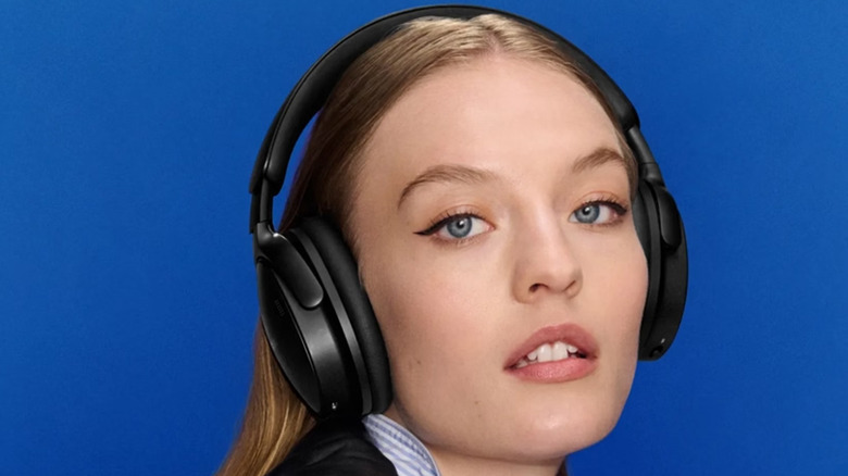 A model showing off the Bose QuietComfort 2nd Generation headphones.