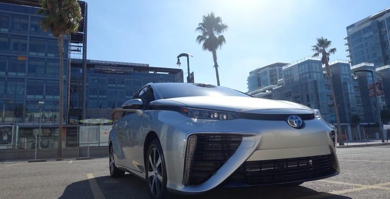 toyota-mirai-fuel-cell-car-live