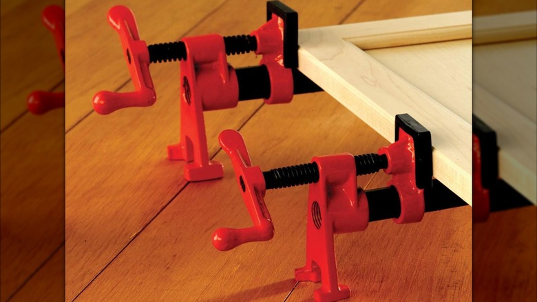 Bessey pipe clamps in action