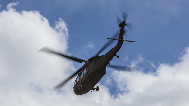 Black Hawk no céu nublado
