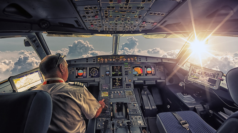Una vista en el interior y la cabina Airbus A320
