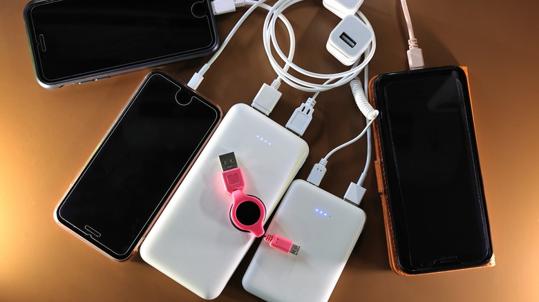 different types of smartphones using power banks