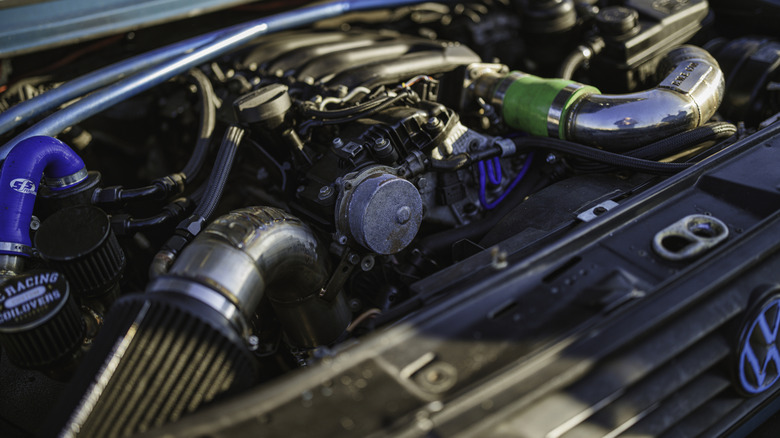 Car engine featuring a cold air intake