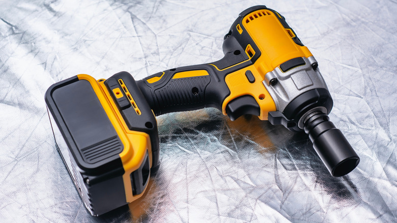 Llave de impacto de color amarillo inalámbrico
