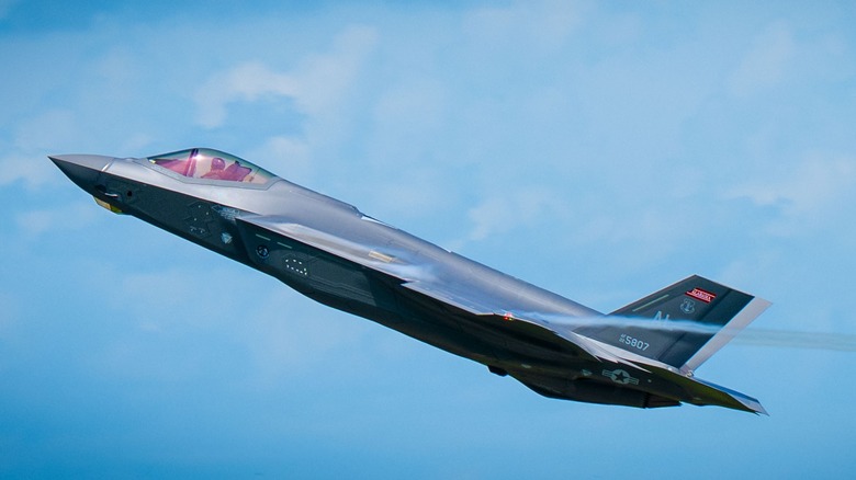 An F-22 flying