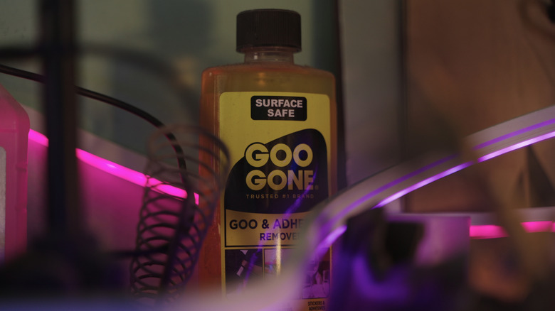 a picture of goo gone on a shelf