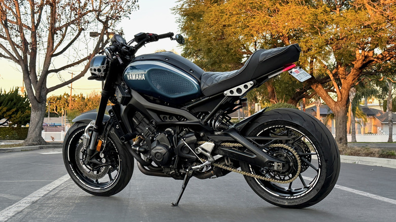 Yamaha XSR900 side profile