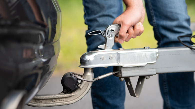 Hand locking a trailer hitch
