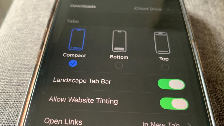 Section to change Safari address bar placement in iOS 26 settings