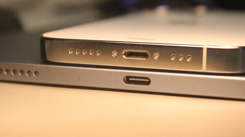 Picture displaying USB port on mobile devices