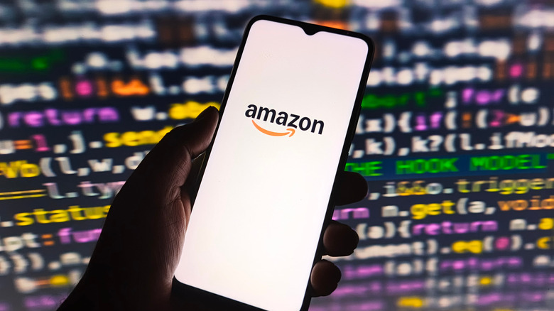 Logotipo de Amazon en el teléfono con fondo de codificación