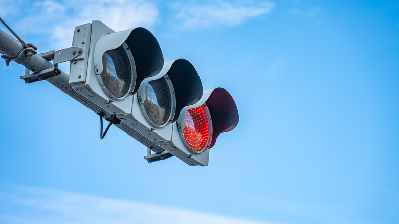 Traffic light with red light on in the day