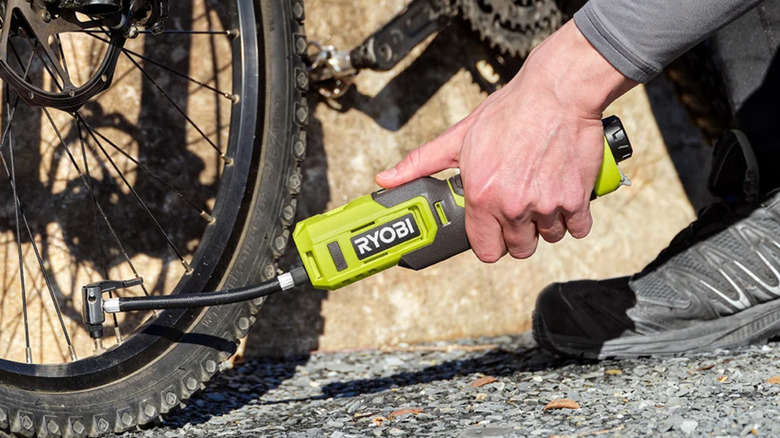 The Ryobi USB lithium bike tire inflator at work