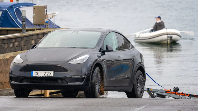 Tesla's approach to third-party towing has raised concerns among owners.