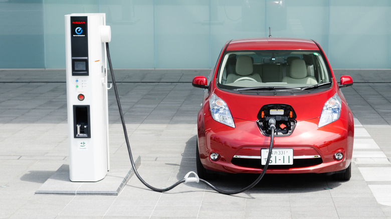 Nissan Leaf on charge with Japanese license plate
