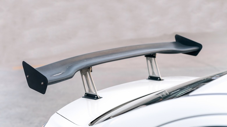 Rear car spoiler