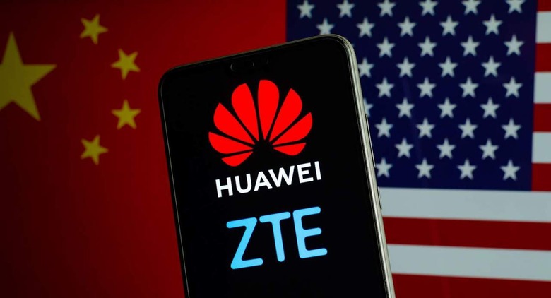 Huawei and FCC Logos as seen on a smartphone screen with the U.S. and Chinese flags in the background 