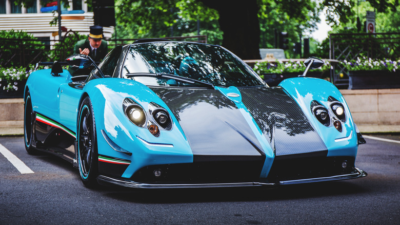 Pagani Zonda Uno reverses into parking space
