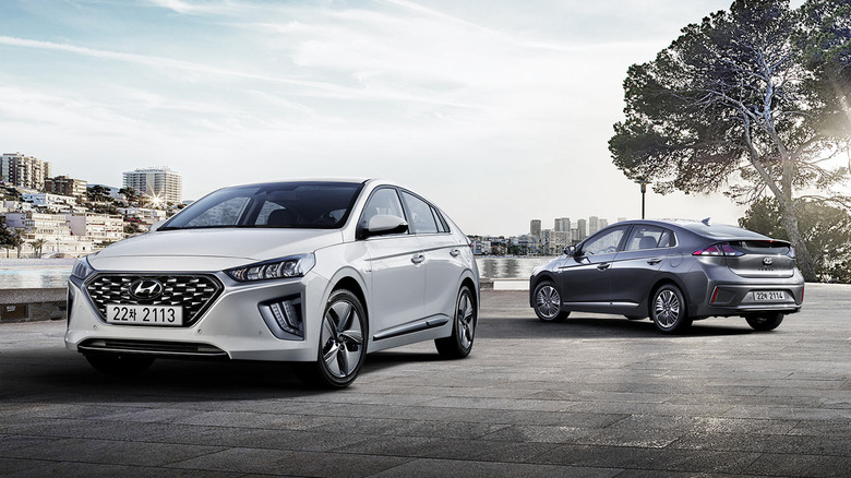 Hyundai Ioniq Hybrid front and rear