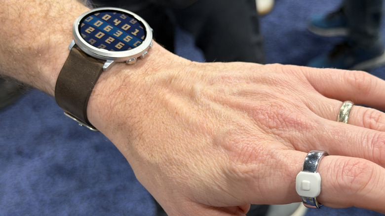 Man wearing Pebble Time Round 2 and Index01